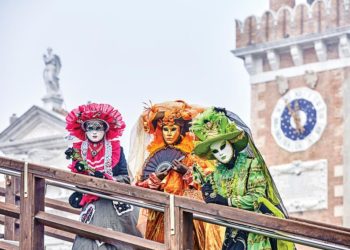 DNP777-ron-rang-mua-Giang-sinh-chau-Au