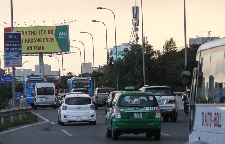 DNP778-bat-taxi-cong-nghe-chiu-su-quan-ly-nhu-taxi-truyen-thong