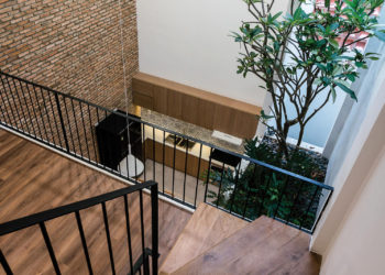 dua-nang-gio-vao-nha-xu-ly-bat-loi-chinh-dien-huong-tay