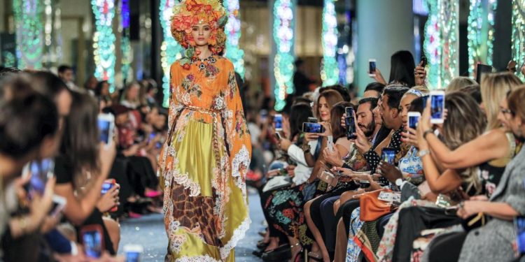 DNP779-mot-thoang-nuoc-Y-giua-long-Trung-tam-thuong-mai-Dubai-0