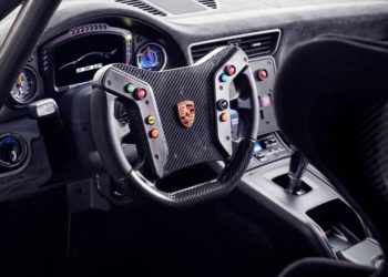 Porsche-van-giu-lai-nhung-bo-phan-truyen-thong