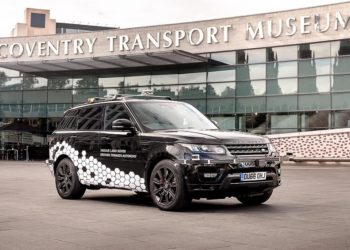 Range-Rover-Sport-tu-lai-tren-duong-pho-tai-Anh-quoc