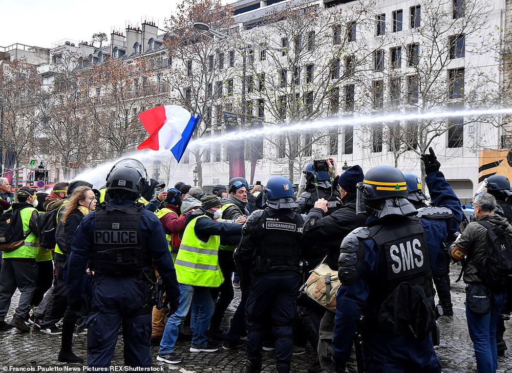 Biểu tình hỗn loạn ở thủ đô Paris 09