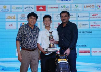 Golf thủ 13 tuổi Đặng Quang Anh nhận cúp vô địch từ Ông Phạm Phú Ngọc Trai và Ông Uday Shankar Sinha.