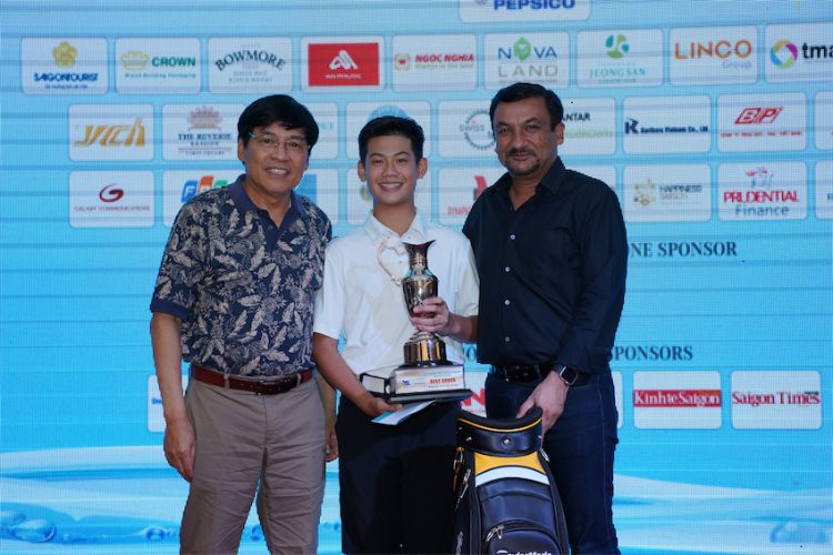 Golf thủ 13 tuổi Đặng Quang Anh nhận cúp vô địch từ Ông Phạm Phú Ngọc Trai và Ông Uday Shankar Sinha.