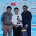 Golf thủ 13 tuổi Đặng Quang Anh nhận cúp vô địch từ Ông Phạm Phú Ngọc Trai và Ông Uday Shankar Sinha.