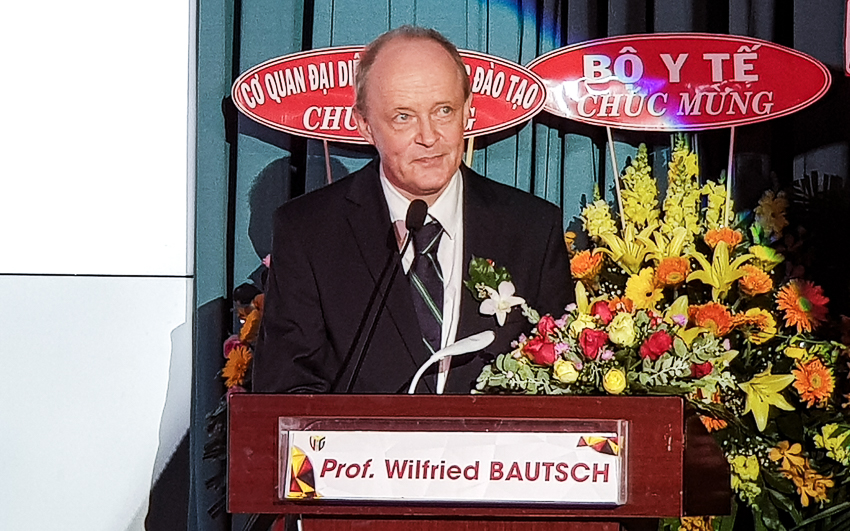 Giáo sư Wilfried Bautsch – Bệnh viện Braumschweig – Đức, phát biểu tại lễ khai giảng năm học mới Khoa Y Việt – Đức.