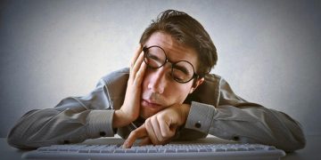 Người đàn ông làm việc trong trạng thái uể oải