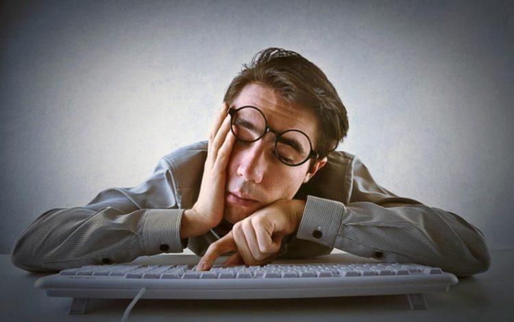 Người đàn ông làm việc trong trạng thái uể oải