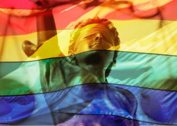 “…Còn thiếu thiếu một thứ gì!”