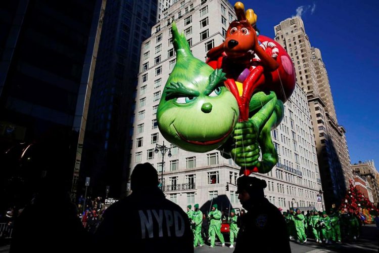 Các nhân vật trong bộ phim hài hoạt hình "Grinch" đi qua khu Central Park West