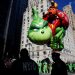 Các nhân vật trong bộ phim hài hoạt hình "Grinch" đi qua khu Central Park West