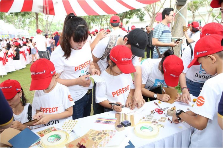 Hoạt động “Làm thiệp tri ân – Thay lời muốn nói” thú vị và ý nghĩa đã thu hút nhiều sự tham gia của cả người lớn và các em nhỏ