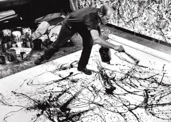 Pollock đang vẽ tranh với kỹ thuật vẩy sơn của ông-1