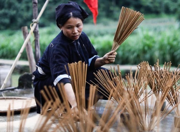 Phụ nữ Nùng chăm chỉ cần mẫn