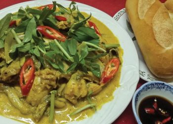 Ếch xào lăn ăn với bánh mì