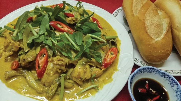 Ếch xào lăn ăn với bánh mì