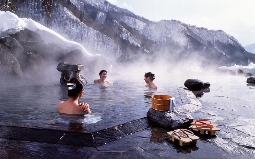 Du khách tắm onsen