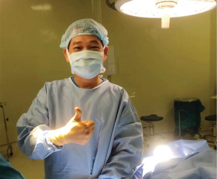 bé bị dính ngón bẩm sinh được phẫu thuật thành công