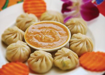 Món momo được dọn với chén nước chấm jhol