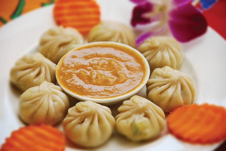 Món momo được dọn với chén nước chấm jhol