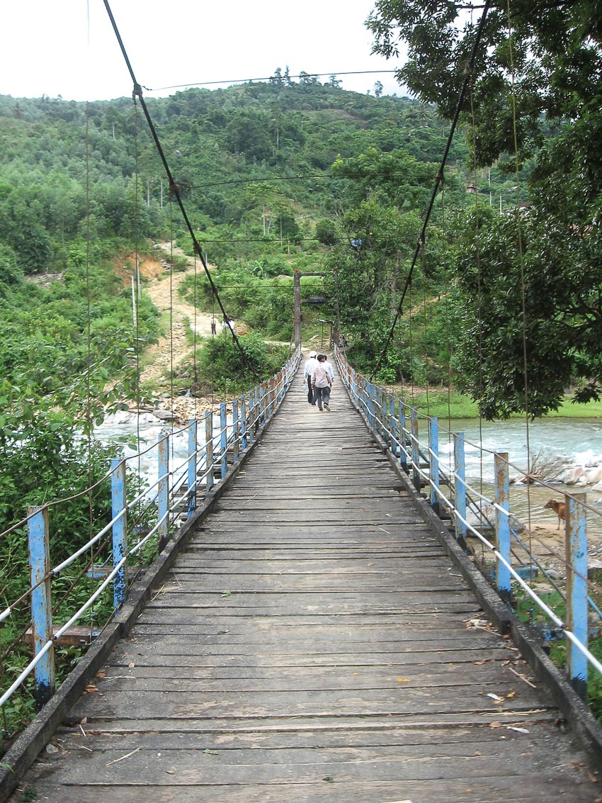 Cầu treo bắc qua sông ở gần thị xã