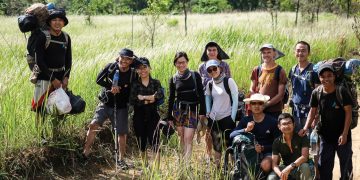 Những trảng cỏ tranh giữa thung lũng, bao quanh là rừng già 1