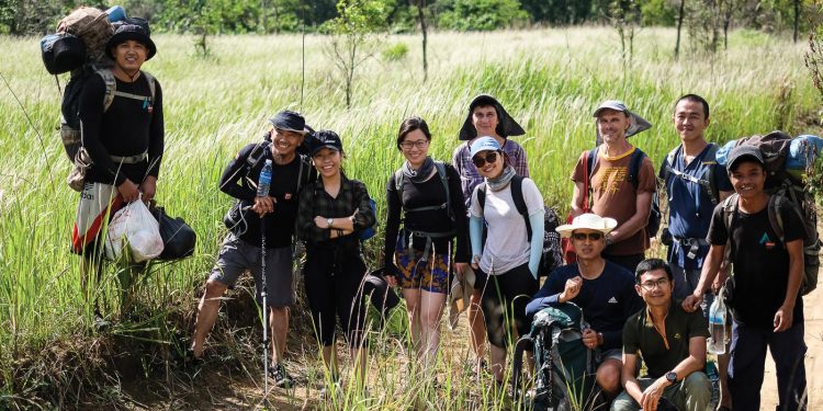 Những trảng cỏ tranh giữa thung lũng, bao quanh là rừng già 1