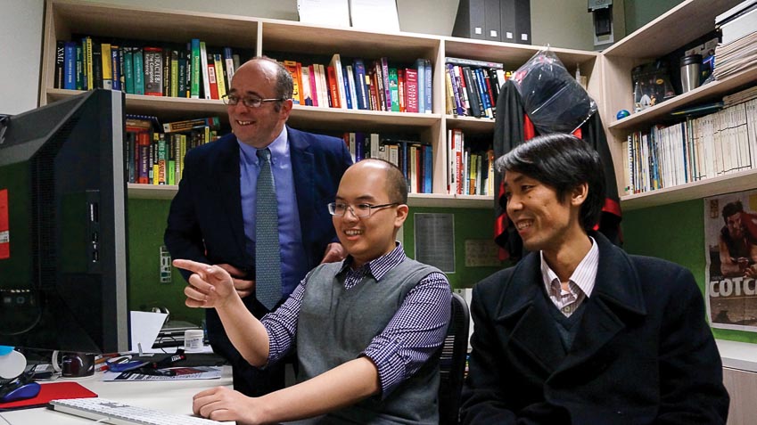 Thiên Duy cùng hai giáo sư hướng dẫn luận án tiến sĩ của anh ở Đại học RMIT Melbourne