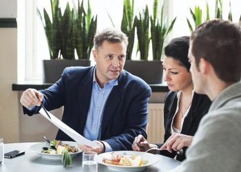 Khi bạn được mời ăn trưa với sếp lớn