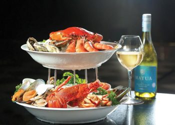 Tận hưởng bữa tiệc hải sản thịnh soạn