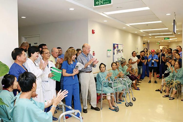 Vinmec Đà Nẵng và OW phẫu thuật thay khớp miễn phí cho bệnh nhân nghèo miền Trung