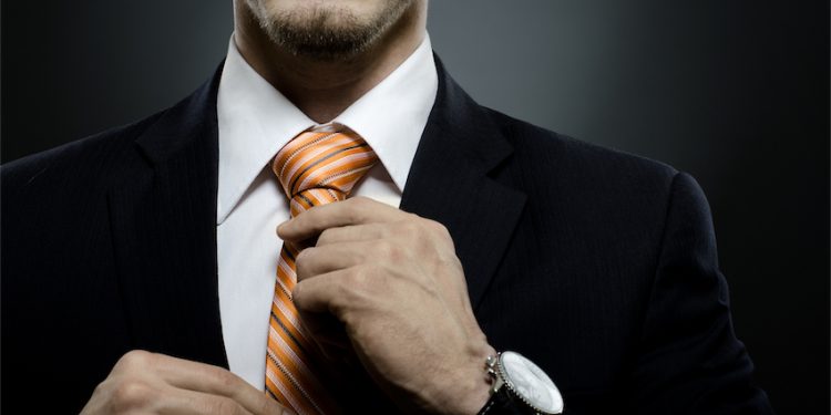 Dự tiệc “black tie” nên mặc gì?