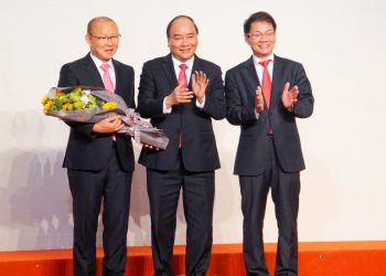 Thủ tướng Nguyễn Xuân Phú và ông Trần Bá Dương, Chủ tịch HĐQT Thaco trao hoa chúc mừng ông Park Hang Seo và đội tuyển bóng đá nam Việt Nam.