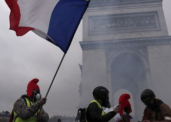 Khai Hoan Mon tan hoang sau bieu tinh lon nhat thap nien o Paris hinh anh 0