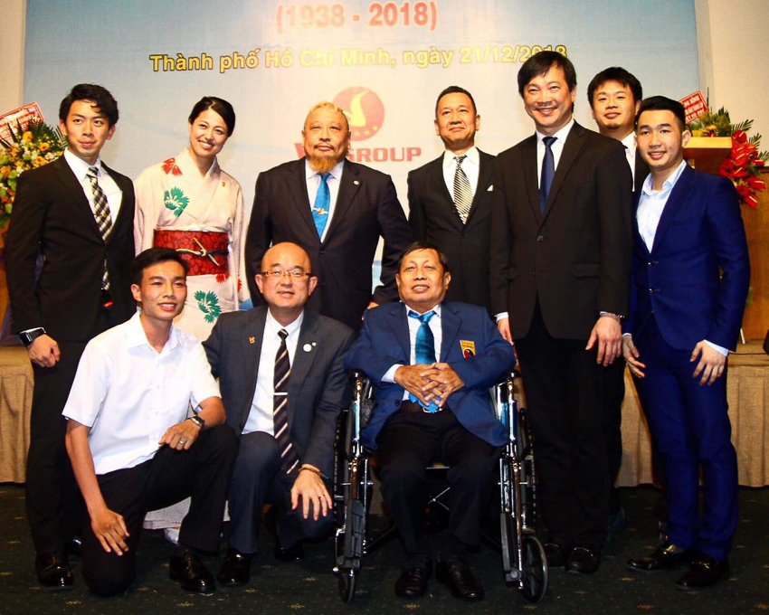 Đoàn đại biểu Vovinam Nhật Bản và quan chức thị trấn Matsuda tại Lễ kỷ niệm 80 năm thành lập môn phái Vovinam Việt Võ Đạo.
