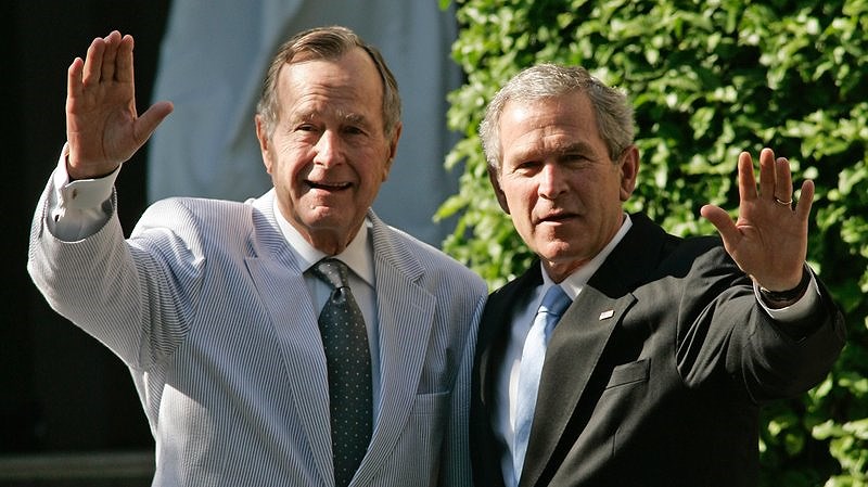 Cựu Tổng thống George W. Bush (phải) cùng cha, cựu Tổng thống George H.W. Bush (trái), vào tháng 5/2006. | Ảnh: NPR