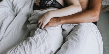 Bí quyết cho nàng: Khẽ chạm vào vùng cảm giác “bùng nổ” của chàng