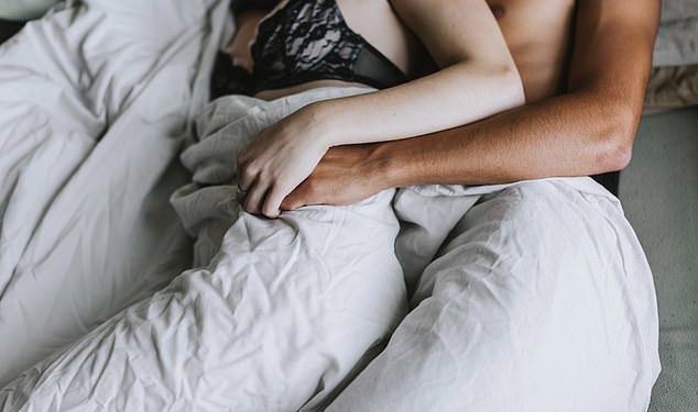 Bí quyết cho nàng: Khẽ chạm vào vùng cảm giác “bùng nổ” của chàng