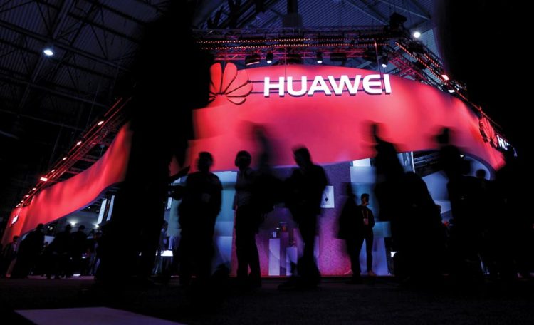 Bị tẩy chay nhưng Huawei vẫn có 100 tỉ USD