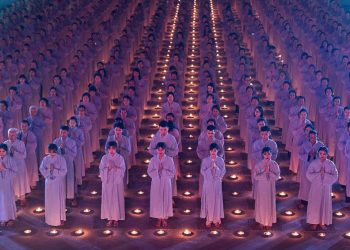 Bức ảnh Phật tử cầu nguyện trong top 70 ảnh đẹp nhất năm của NatGeo 2