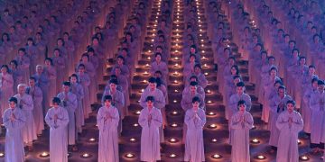 Bức ảnh Phật tử cầu nguyện trong top 70 ảnh đẹp nhất năm của NatGeo 2