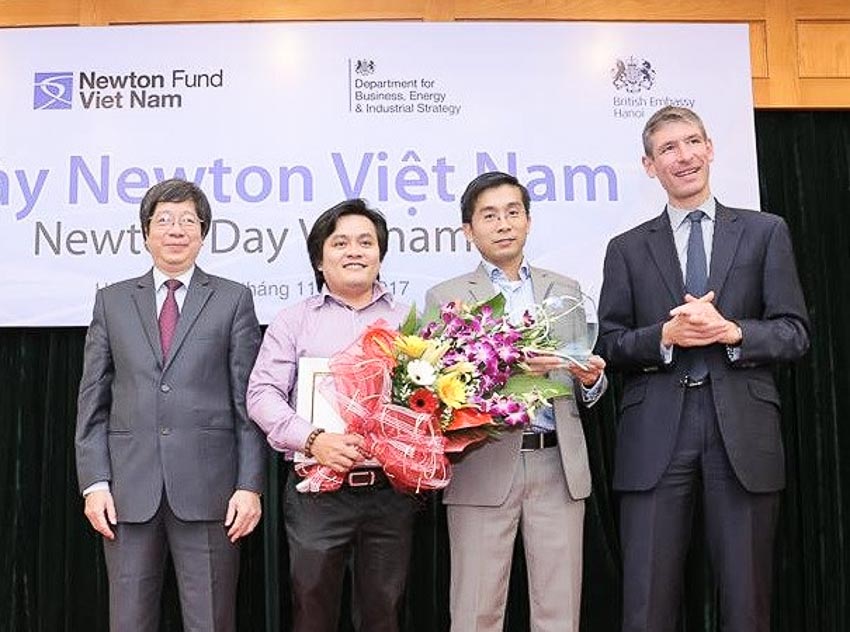 3. GS Dương Quang Trung (thứ 2 từ phải sang) nhận giải thưởng Newton năm 2017.