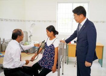 Hanwha Life VN trao tặng Trung tâm y tế cho tỉnh Trà Vinh 1