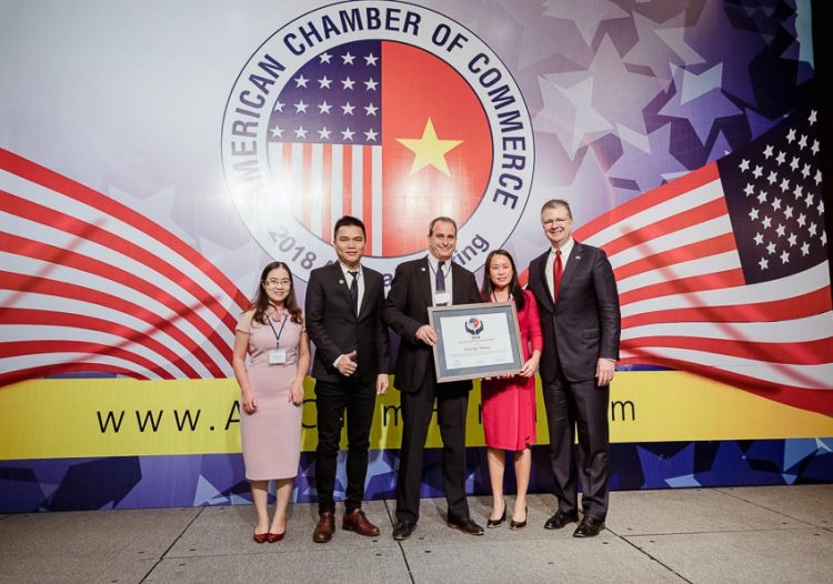 Herbalife VN nhận giải thưởng Amcham CSR 2018