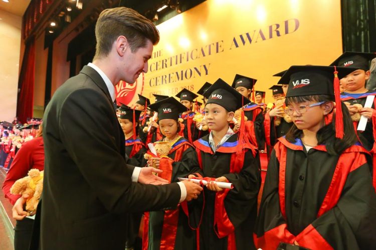 114.875 học viên VUS nhận chứng chỉ Anh ngữ quốc tế 9