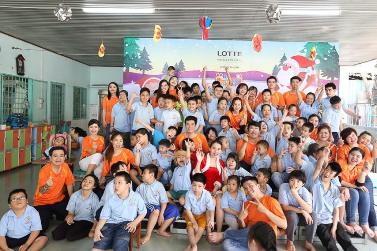 Khách sạn Lotte Legend tổ chức một bữa tiệc Giáng sinh cho trẻ em tại trung tâm khuyết tật Hoàng Mai - Gò Vấp 5