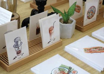 Cafe Phin sữa đá, bánh mì, bánh bèo chén Huế (thuộc bộ sưu tập "Món ngon 3 miền" của họa sĩ Lê Rin) qua sổ và postcard của Monosketch
