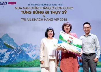Đại diện Nestlé NAN và Con Cưng trao giải chuyến đi Thụy Sỹ cho khách hàng may mắn nhất