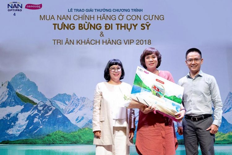 Đại diện Nestlé NAN và Con Cưng trao giải chuyến đi Thụy Sỹ cho khách hàng may mắn nhất